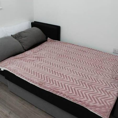 Newly Refurbished 3 Bed 2.5 Bath House In Staines Villa Exterior photo