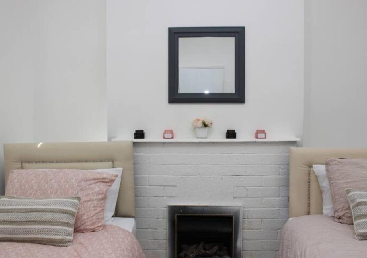 Newly Refurbished 3 Bed 2.5 Bath House In Staines Villa Exterior photo