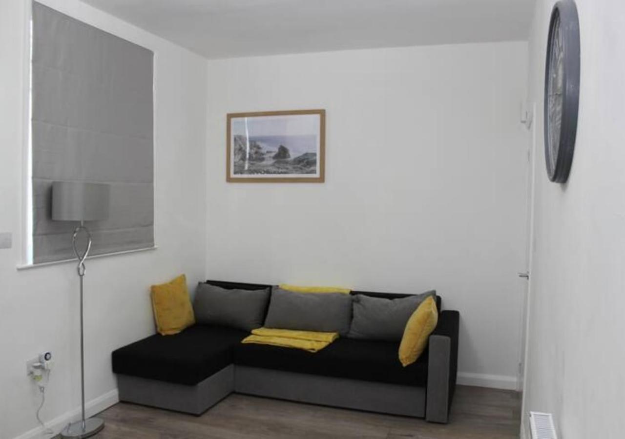 Newly Refurbished 3 Bed 2.5 Bath House In Staines Villa Exterior photo