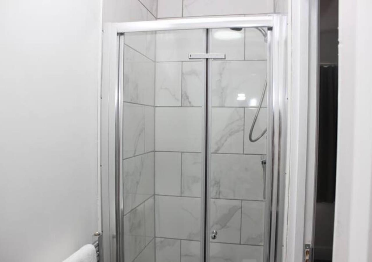 Newly Refurbished 3 Bed 2.5 Bath House In Staines Villa Exterior photo