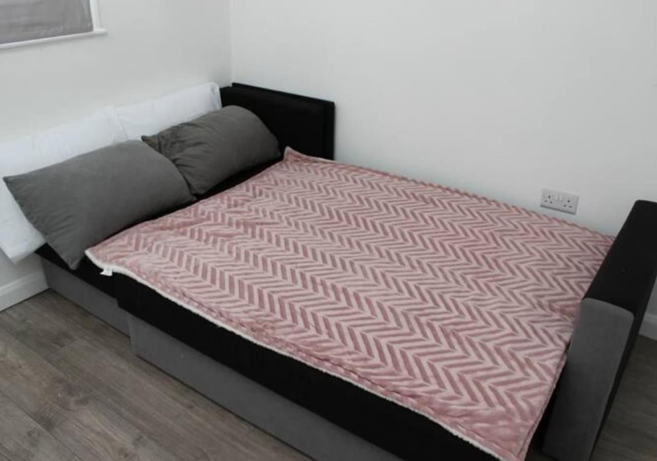 Newly Refurbished 3 Bed 2.5 Bath House In Staines Villa Exterior photo