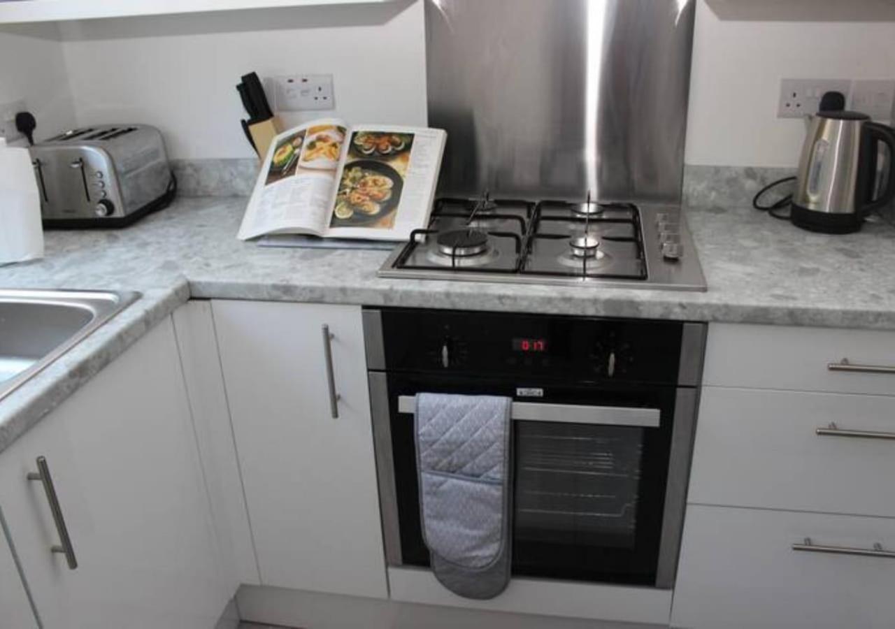 Newly Refurbished 3 Bed 2.5 Bath House In Staines Villa Exterior photo