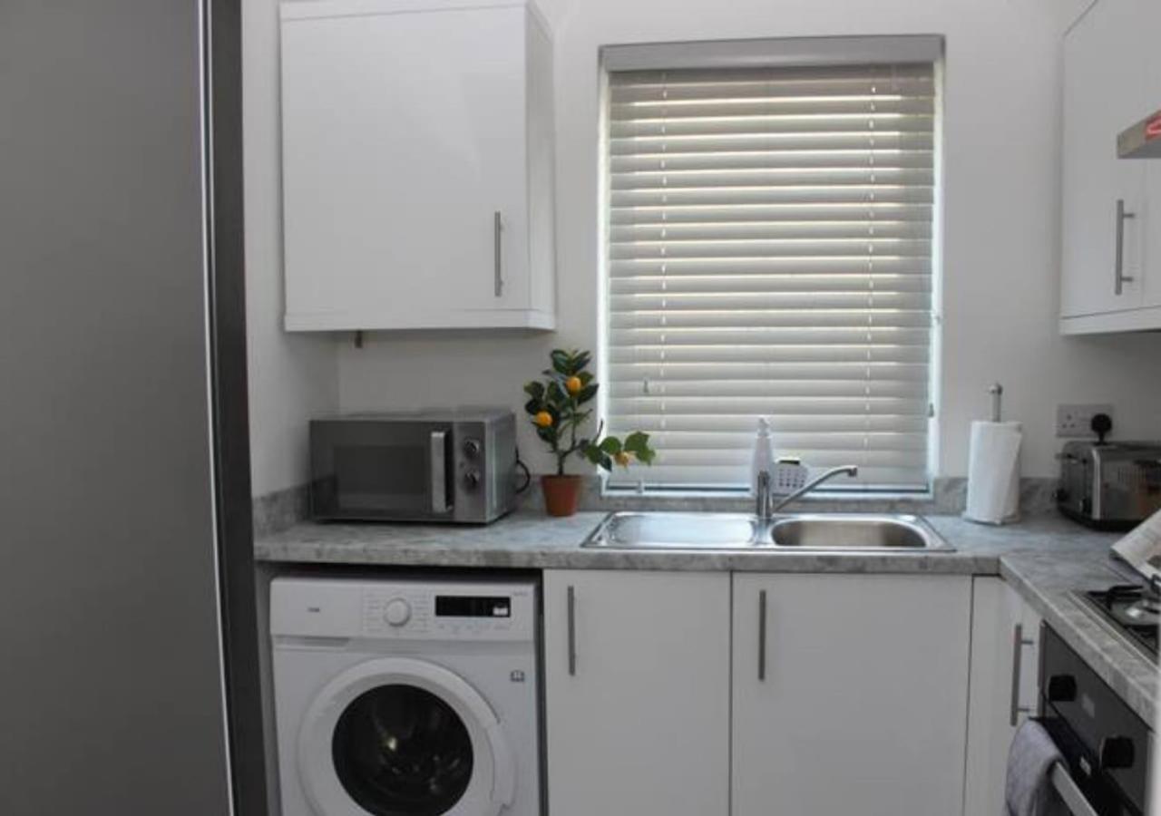 Newly Refurbished 3 Bed 2.5 Bath House In Staines Villa Exterior photo