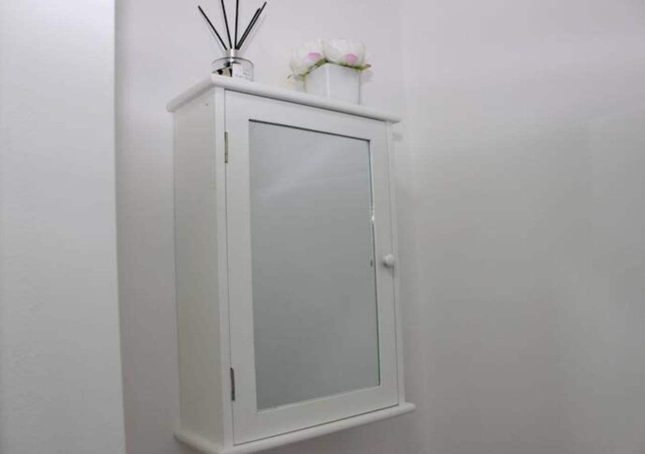 Newly Refurbished 3 Bed 2.5 Bath House In Staines Villa Exterior photo